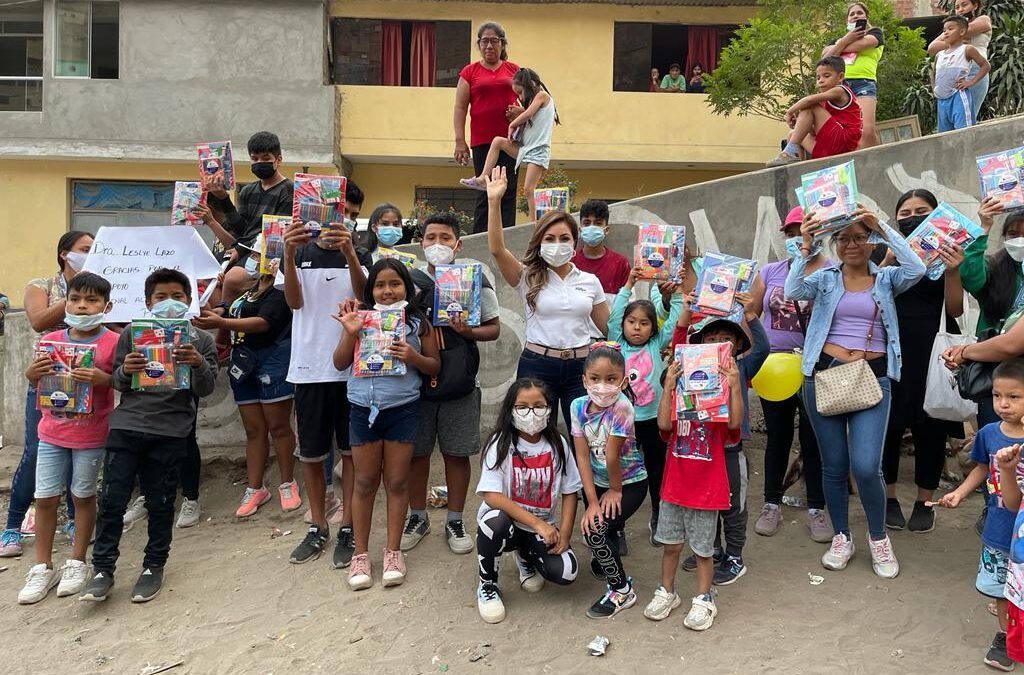 Parlamentaria andina Leslye Lazo se solidariza con niños de escasos recursos
