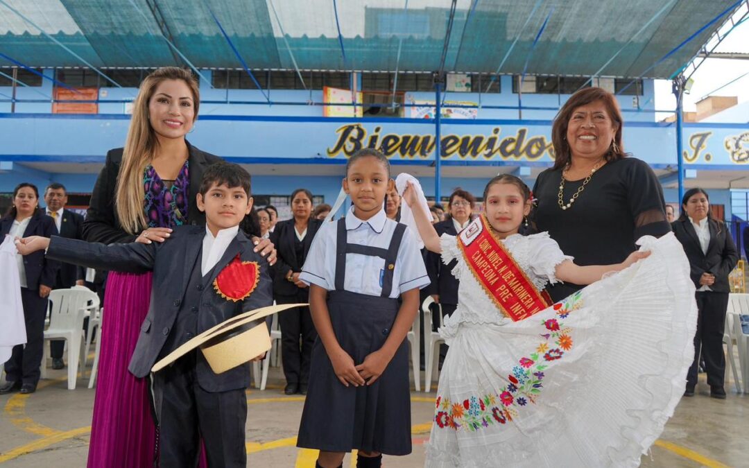 VICEPRESIDENTA DEL PARLAMENTO ANDINO INAUGURA CENTRO DE CÓMPUTO EN COLEGIO DE INDEPENDENCIA